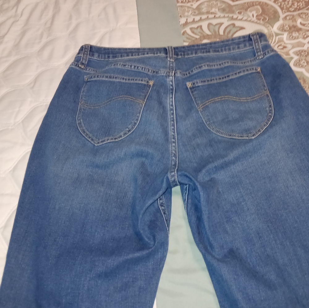 Lee's Mid Rise Capri's Size  12M - Picture 5 of 9